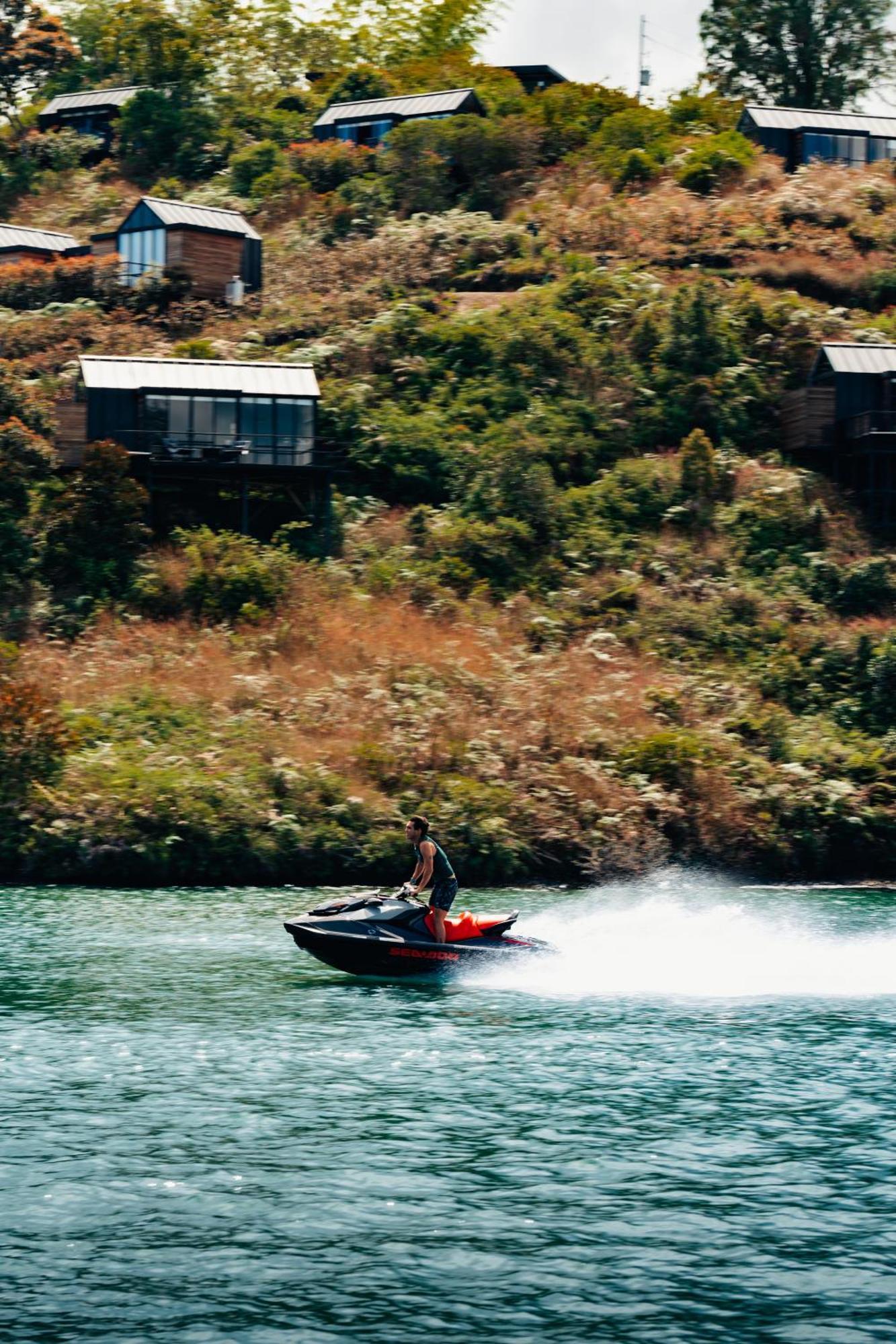 The Boato Hotel Guatapé Buitenkant foto Jet skiing on the Waikato River