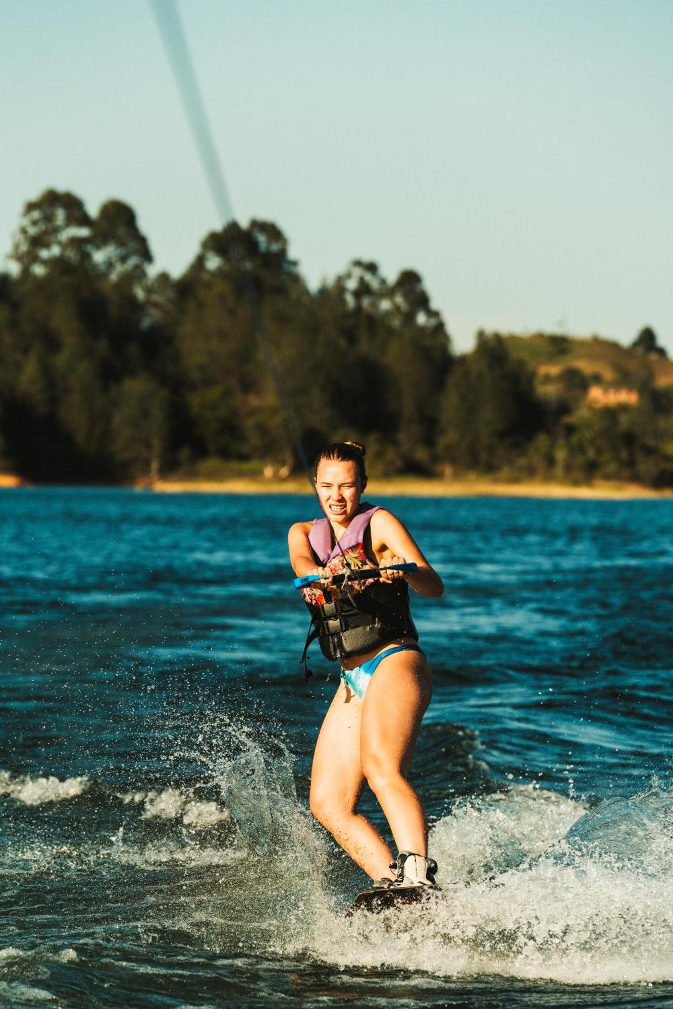 The Boato Hotel Guatapé Buitenkant foto A woman waterskiing