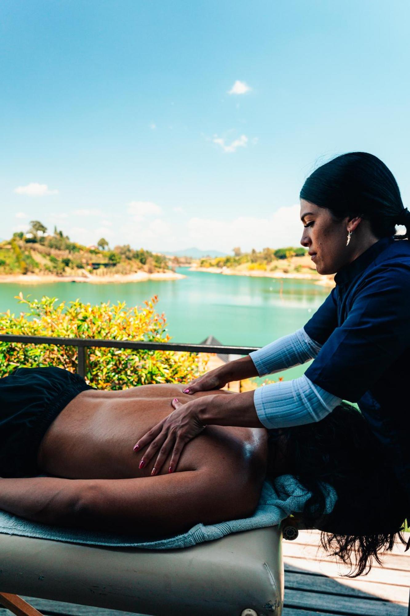 The Boato Hotel Guatapé Buitenkant foto Thai massage