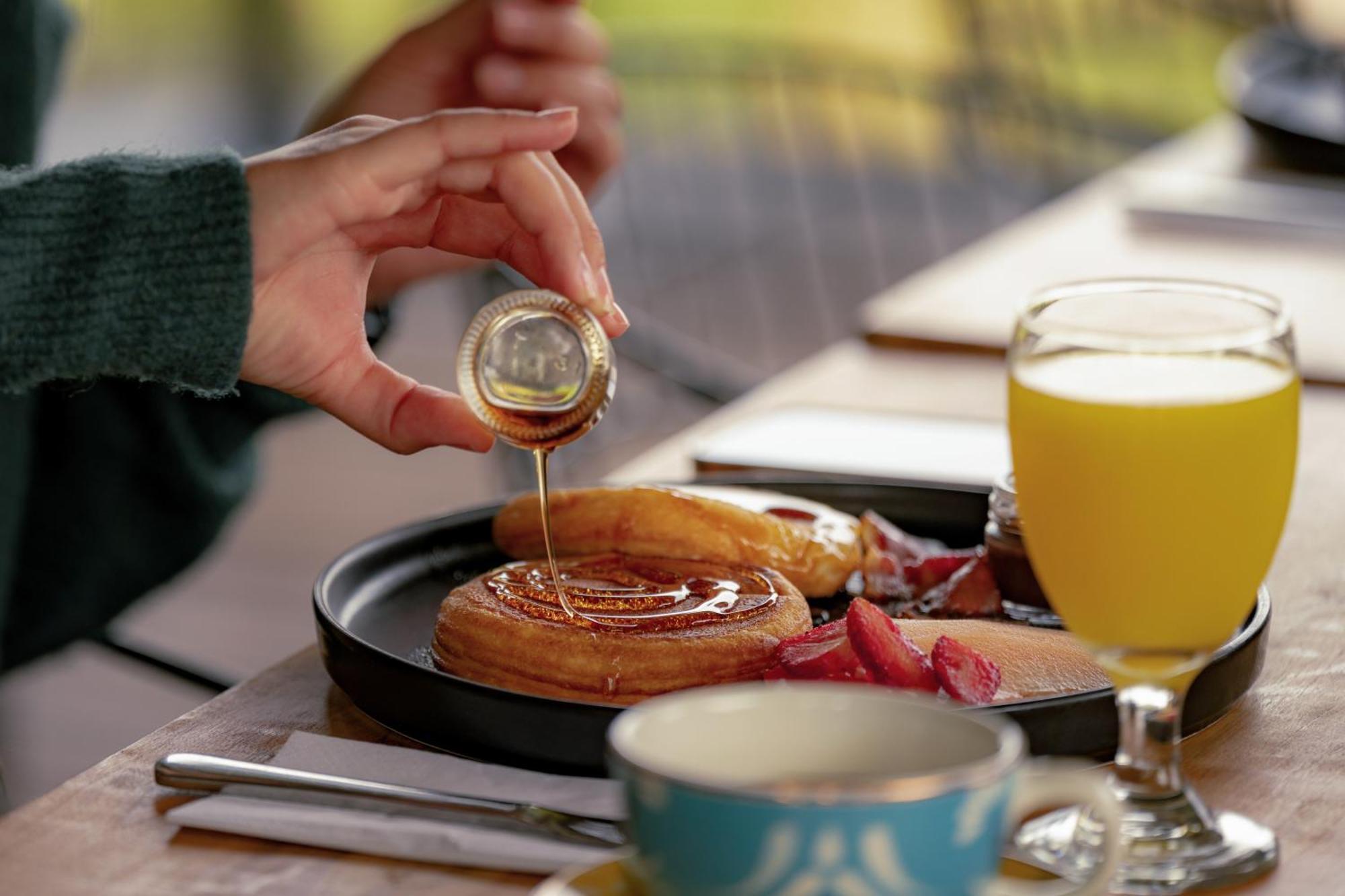 The Boato Hotel Guatapé Buitenkant foto Maple syrup being drizzled on a pastry