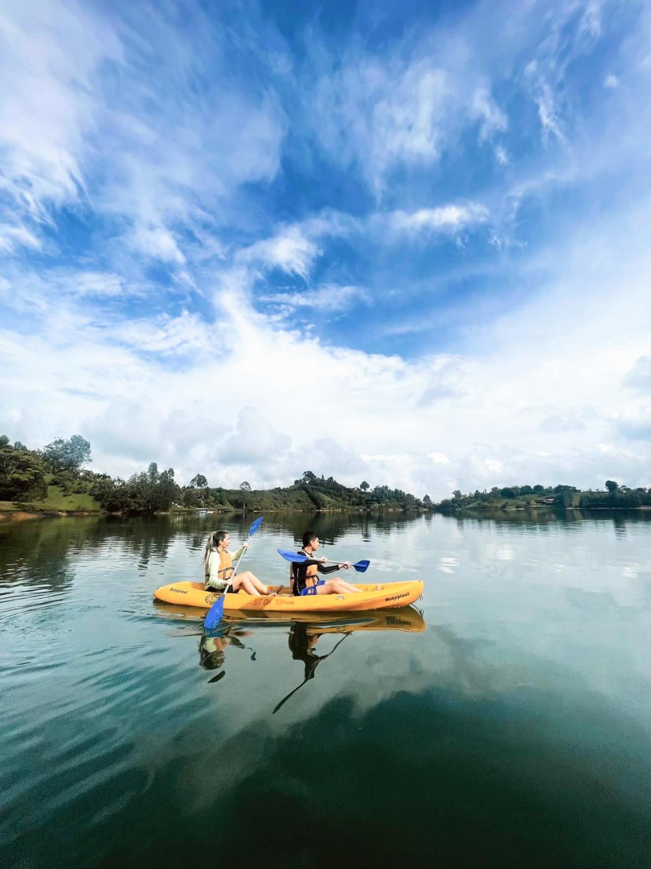 The Boato Hotel Guatapé Buitenkant foto Kayaking at the lake