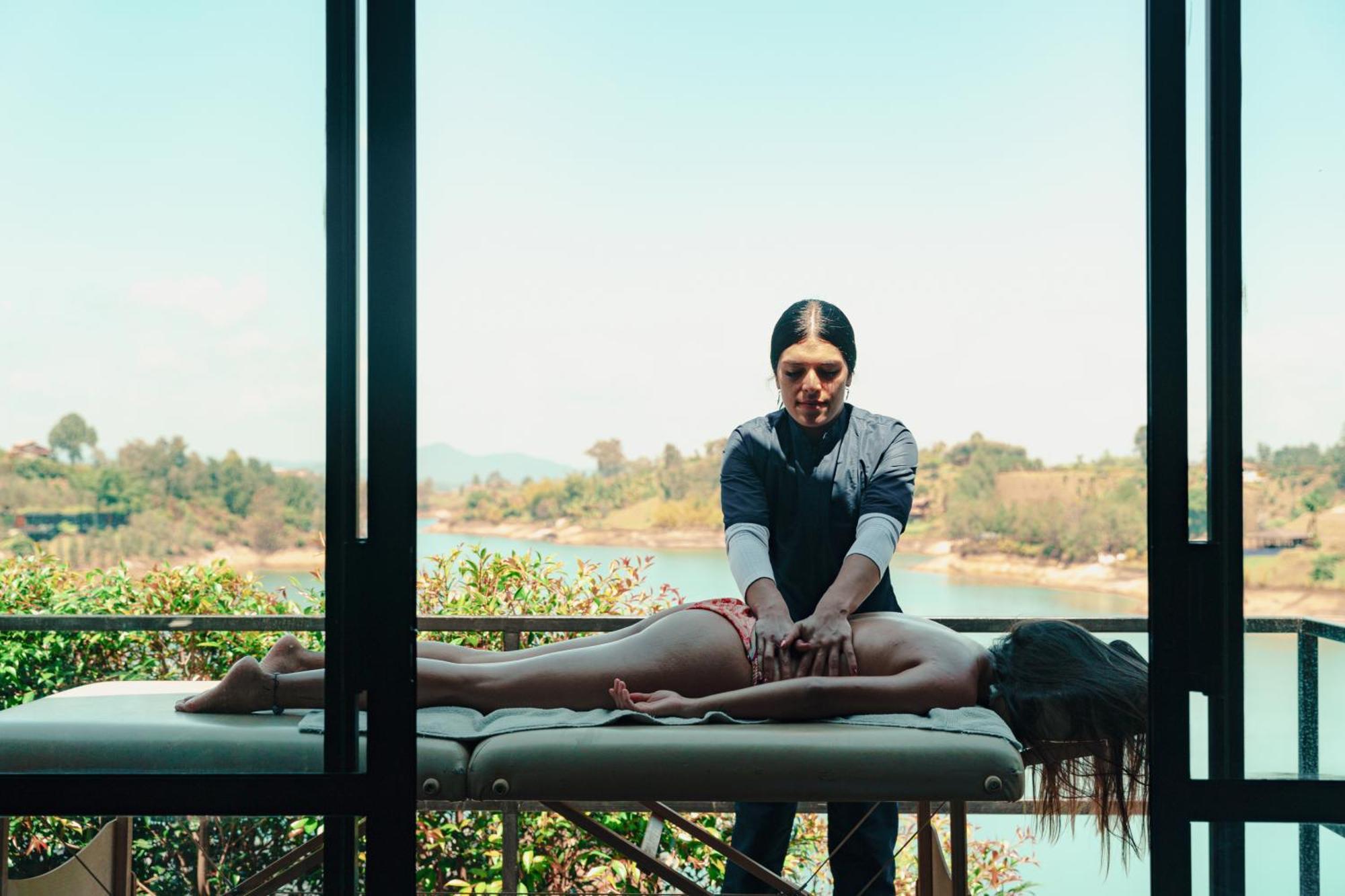The Boato Hotel Guatapé Buitenkant foto Thai massage