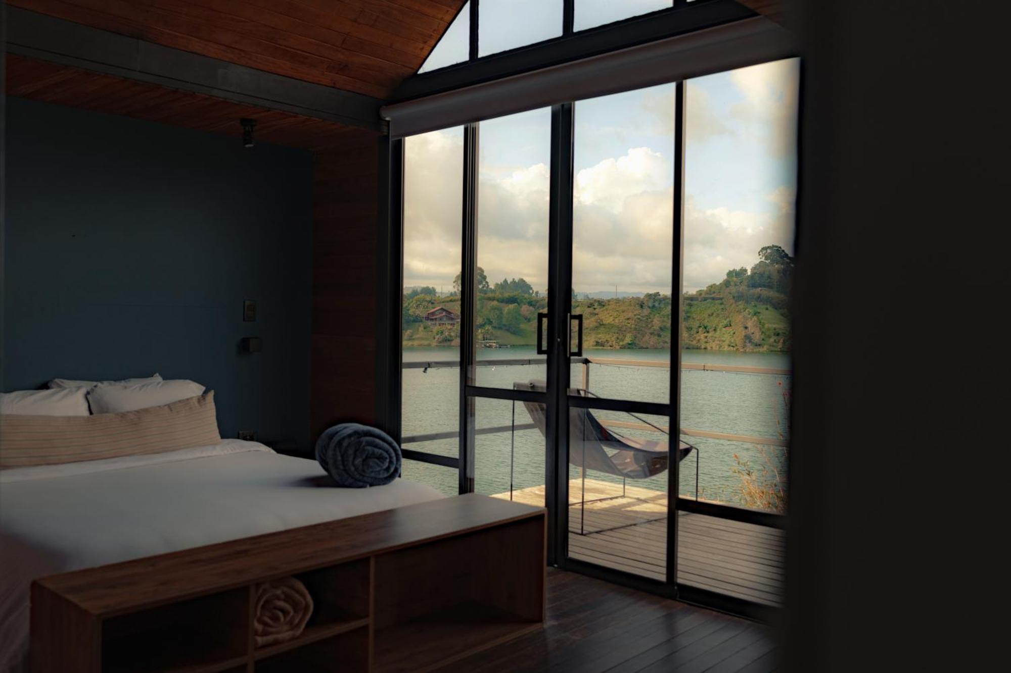 The Boato Hotel Guatapé Buitenkant foto A bedroom with a view of the river
