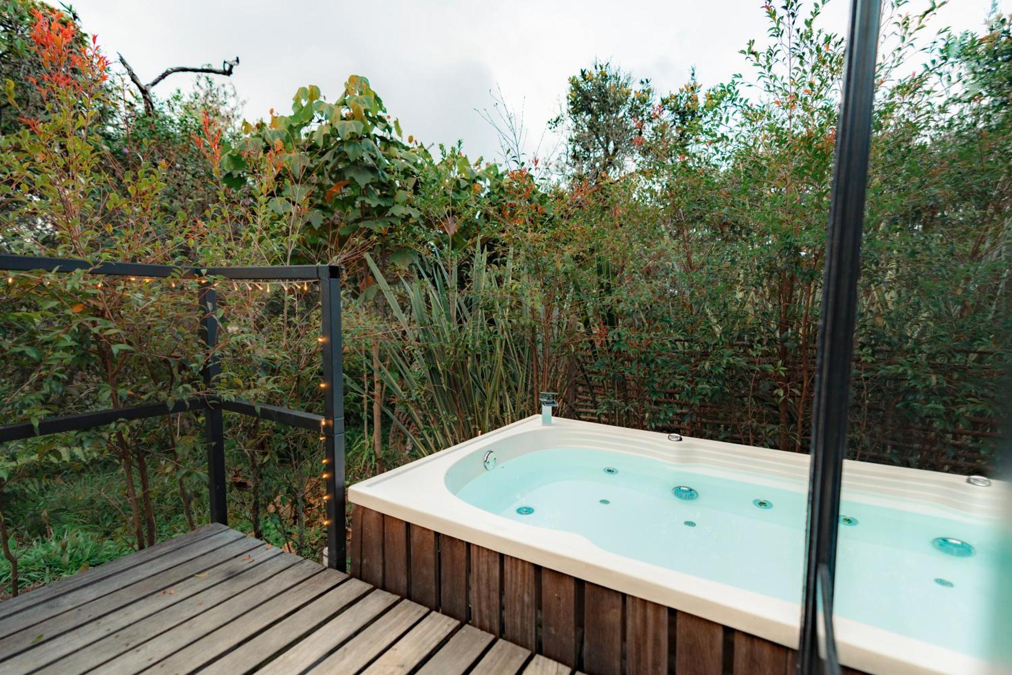 The Boato Hotel Guatapé Buitenkant foto A hot tub