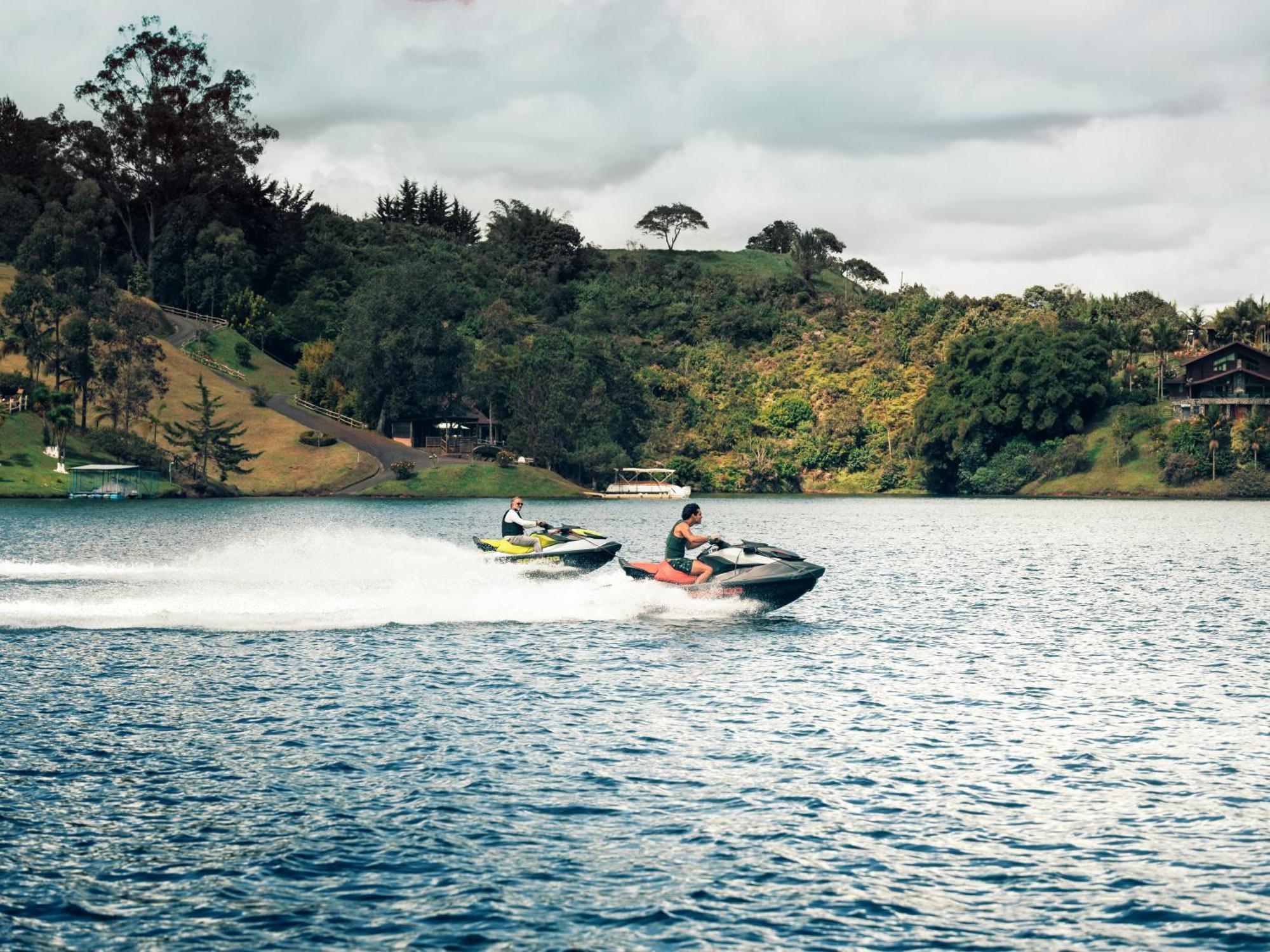 The Boato Hotel Guatapé Buitenkant foto Jet skiing on Lake Awoiti