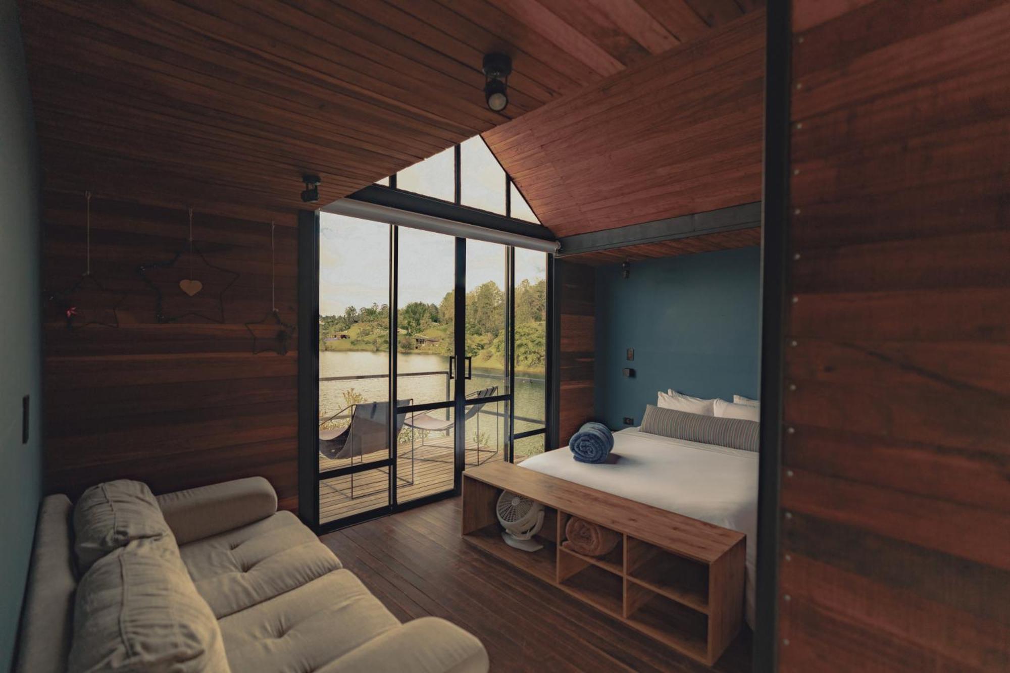 The Boato Hotel Guatapé Buitenkant foto Interior of a cabin