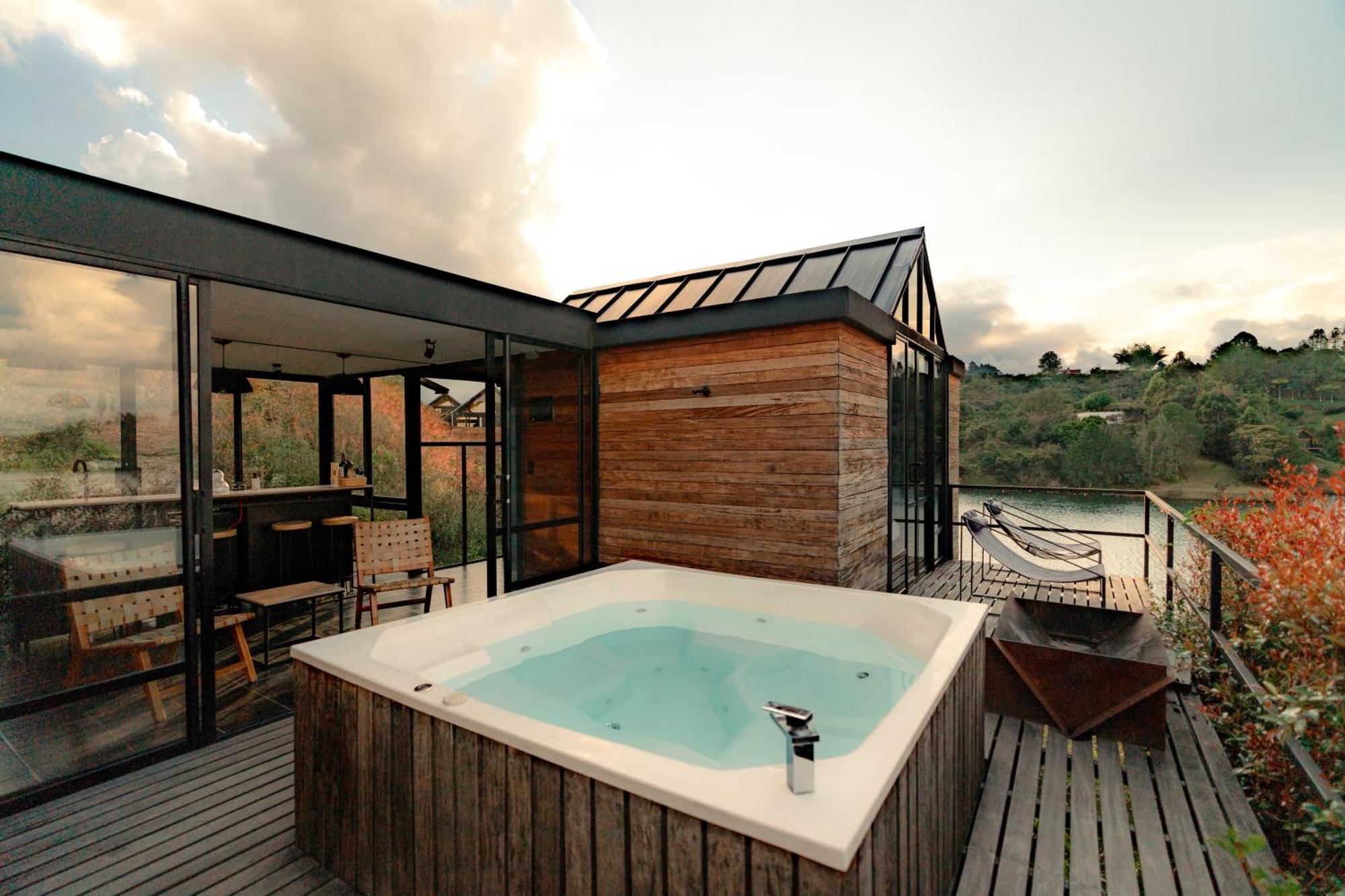 The Boato Hotel Guatapé Buitenkant foto A hot tub on a rooftop